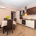 Adrian Apartamento *