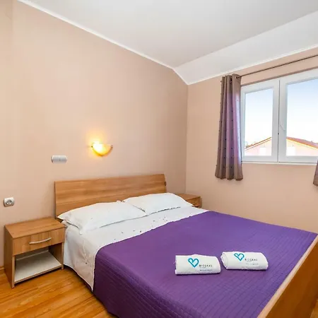Adrian Apartmán Biograd Na Moru