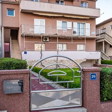 Adrian Apartmán *