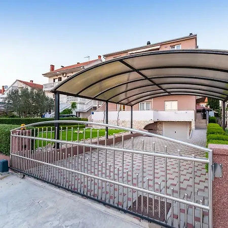 Adrian Apartmán Biograd Na Moru