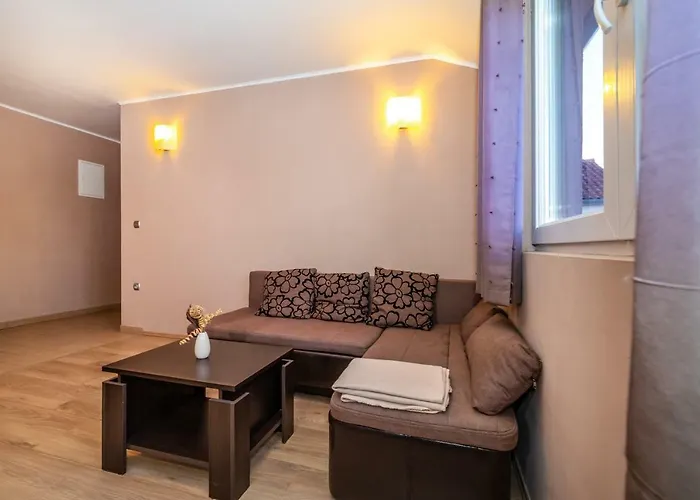 Adrian ビオグラード・ナ・モル