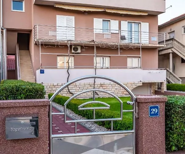 Adrian アパート *